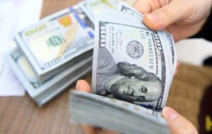 کاهش شدید نرخ دلار/ تک نرخی کردن ارز چگونه نرخ دلار را مهار می‌کند؟