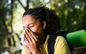 چرا برخی به محض قرار گرفتن در نور آفتاب عطسه می‌کنند؟