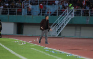 گربه سیاه چشم در چشم اوسمار!