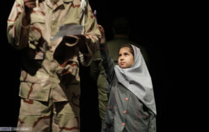 گزارش تصویری / چه کسی دروغ می‌گوید؟؛ تئاتر «دشمن خدا»