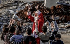 بابانوئل در میان خرابه‌های غزه