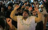 تصاویر خاص از راهپیمایی قم/ حضور برخی از مردم با کفن و شعارهای ضدآمریکا و اسراییل + عکس