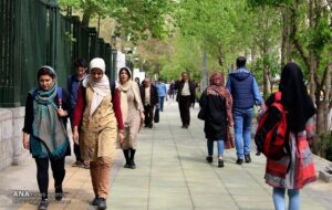 رابطه متناقض حاکمیت با طبقه متوسط ایران؛ «آمال دموکراتیک طبقه متوسط از بین رفت»