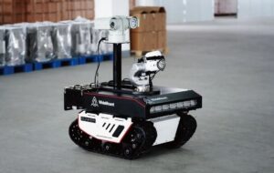 ربات آتش‌نشانی که تصمیم می‌گیرد چگونه آتش را خاموش کند