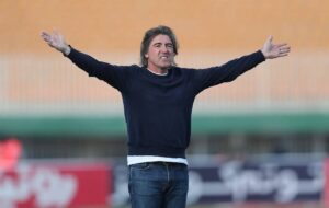 ناراحتی ساپینتو از اقدام عجیب تاجرنیا در بین ۲ نیمه بازی استقلال ناراحتی ساپینتو از اقدام عجیب تاجرنیا در بین ۲ نیمه بازی استقلال