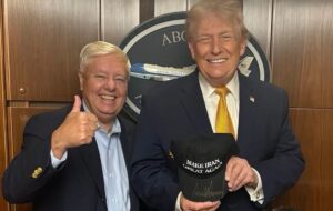 مداخله آمریکا علنی شد؛ ترامپ کلاه عظمت را به ایران برمی‌گردانیم بر سر گذاشت/ عکس