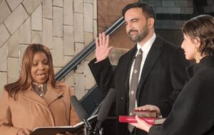 ممدانی با دستی بر قرآن، به عنوان شهردار جدید نیویورک سوگند خورد