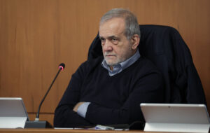 پزشکیان: تعرض به رهبری معظم کشورمان به‌منزله جنگ تمام عیار با ملت ایران است + تصویر