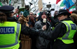 چهره بدنام راست افراطی انگلیس در یک تجمع؛ تامی رابینسون کیست؟