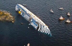 یک کشتی با بیش از ۳۵۰ مسافر غرق شد یک کشتی با بیش از ۳۵۰ مسافر غرق شد